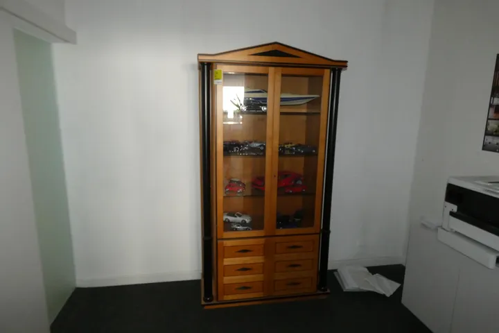 Vitrine im Biedermeier Stil mit Inhalt: Modellautos, Maße in cm ca. 100x45x200
